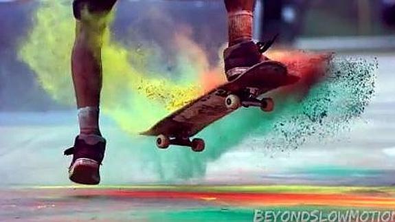 Skateboarding sobre colores.