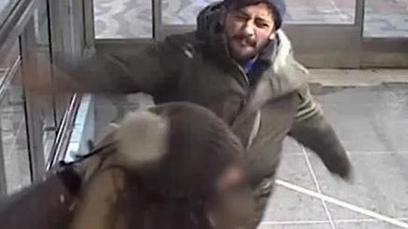 Golpea a la mujer que le impidió robar en una estación en Estocolmo.