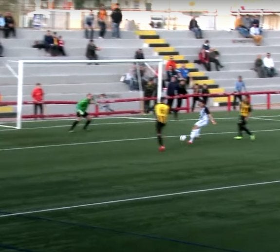 Meseguer remata entre Amarilla y Momparler para marcar el 1-2 en el minuto 89. 