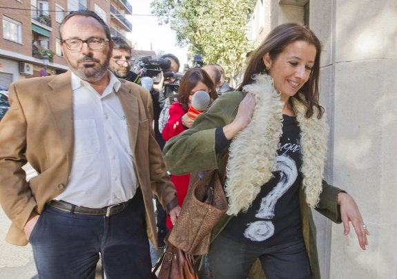 Arantxa Martín abandona el cuartel de Patraix. :: damián torres