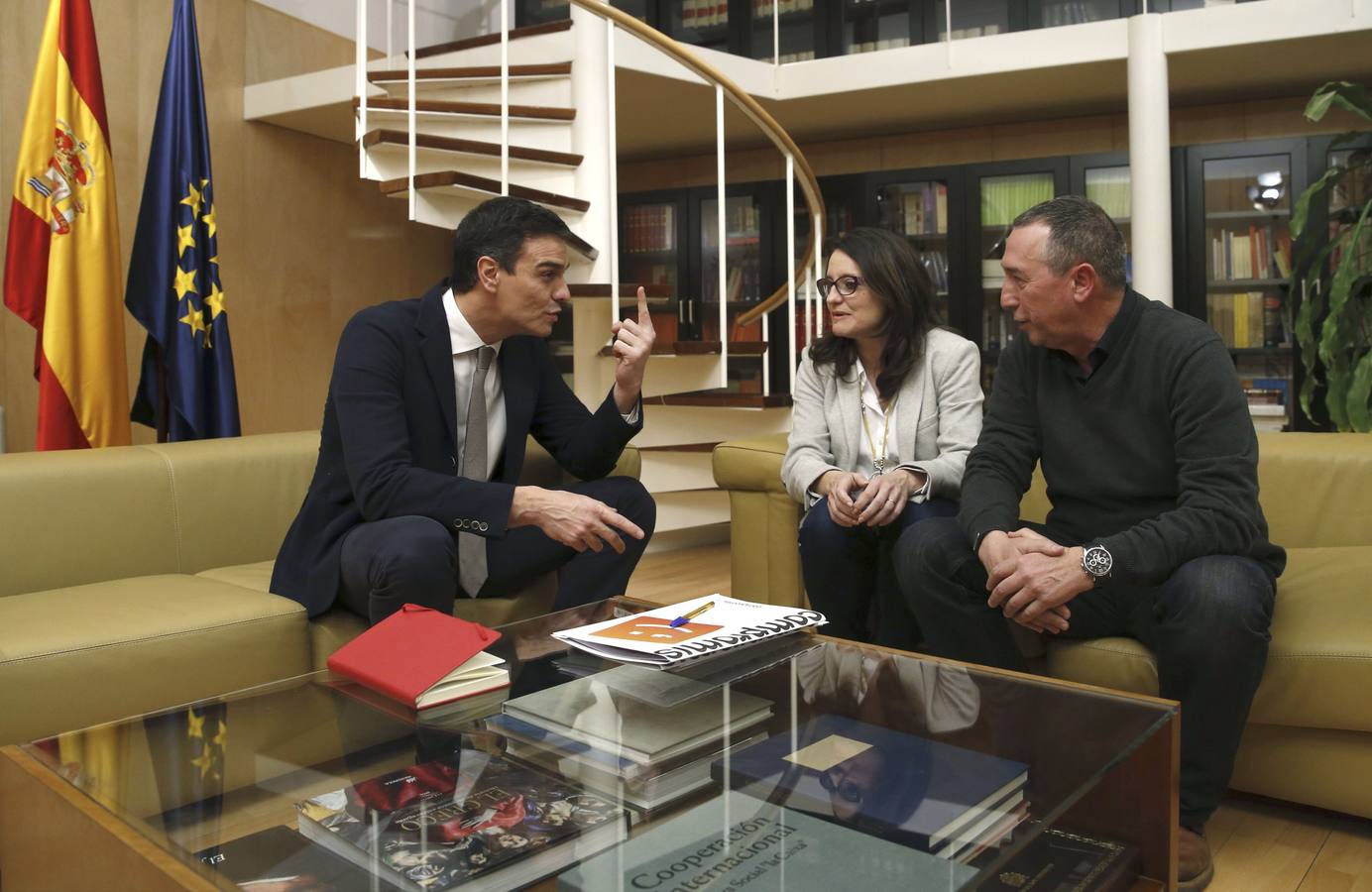 Sánchez con Oltra y Baldoví esta tarde en el Congreso de los Diputados.