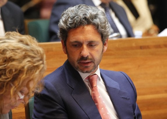 Isidro Prieto, durante una sesión plenaria de la Diputación. :: lp