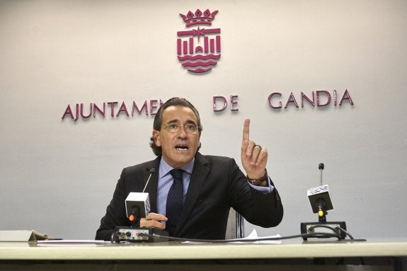 Arturo Torró, durante la rueda de prensa tras presentar su dimisión como concejal en Gandia. ::  EFE/Natxo Francés