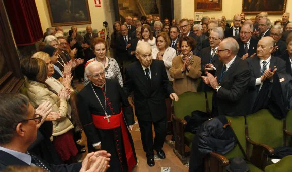 El cardenal Cañizares, acompañado de sus padrinos en la ceremonia, en el inicio de la ceremonia. :: Juanjo Monzó