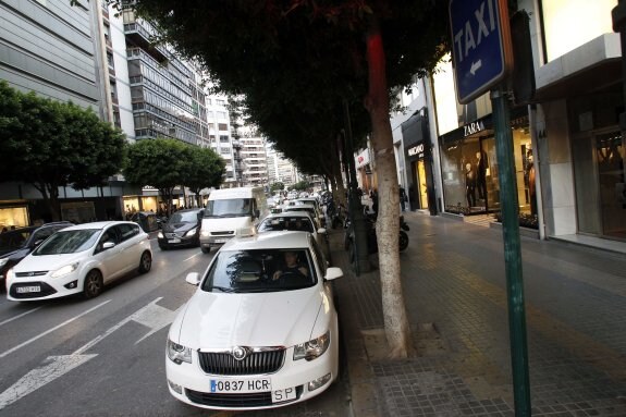 Parada de taxis de la calle Colón. :: irene marsilla