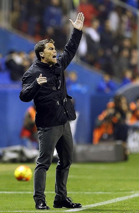 El entrenador del Levante. 