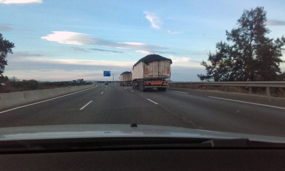 Dos camiones con chatarra, en la A-7 el pasado domingo. :: lp