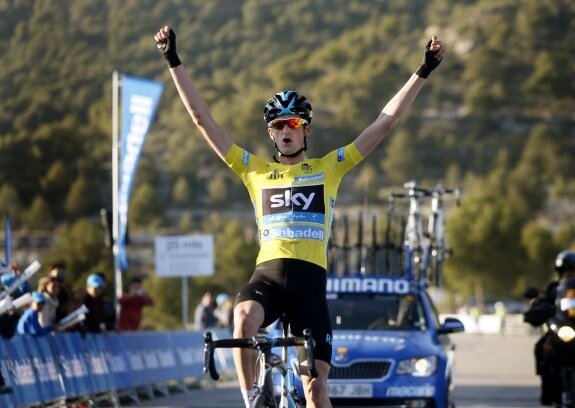 Wouter Poels levanta los brazos en la meta de Xorret de Catí tras ganar la etapa reina de la Comunitat. :: EFE/Manuel Lorenzo