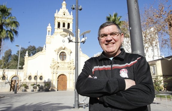 Nikola Milos, en la plaza de Puerto de Sagunto donde tuvo lugar la entrevista. :: juanjo monzó