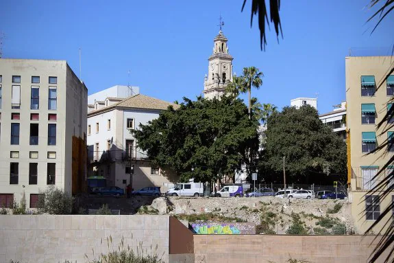 El Ayuntamiento de Gandia está ejecutando un mirador con fondos de la Diputación en el solar de la calle Carmelites. :: chris lennol