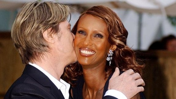La exmodelo Iman sonríe mientras se deja besar por Bowie.