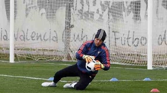 Diego Alves durante el entrenamiento en Paterna.