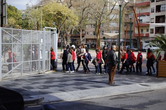 Alumnos del colegio público Cervantes de Gandia, ayer. :: chris lennol