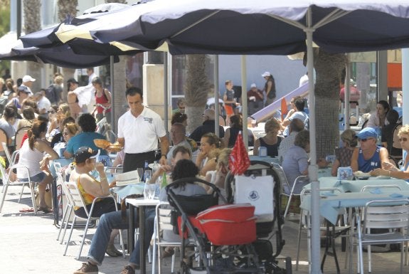 Terraza de uno de los restaurantes del paseo marítimo. :: j. j. monzó