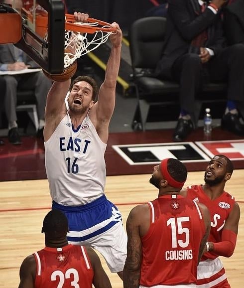 Pau Gasol machaca el aro rival. 