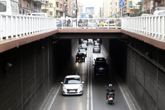 Paso del tráfico en el túnel de la avenida Pérez Galdós. :: irene marsilla