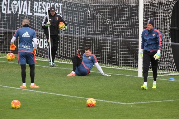Alves, Ryan y Jaume, en un entrenamiento a las órdenes de Ochotorena.