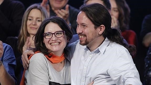 Oltra e Iglesias se abrazan en un mitin conjunto.