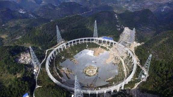 El mayor radiotelescopio del mundo, llamado FAST (en sus siglas en inglés), en Pingtang, en la provincia suroccidental de Guizhou (China) el pasado 26 de noviembre de 2015.