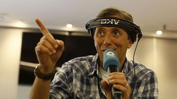 Paco González, durante su programa de radio.