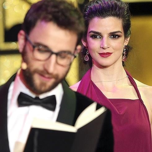 Clara Lago mira a Dani Rovira, presentador de la gala de los Goya 2015.