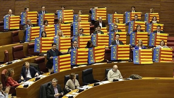 Diputados del PP, con senyeres, tras la derogación de la Ley de Señas de Identidad.