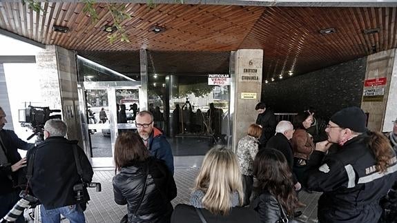 Varios periodistas ante la puerta del domicilio de Grau en Valencia.