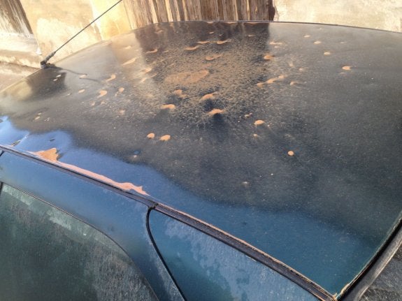 Restos de calima ayer en un vehículo en Sinarcas. :: @Preven_IIFF_CV