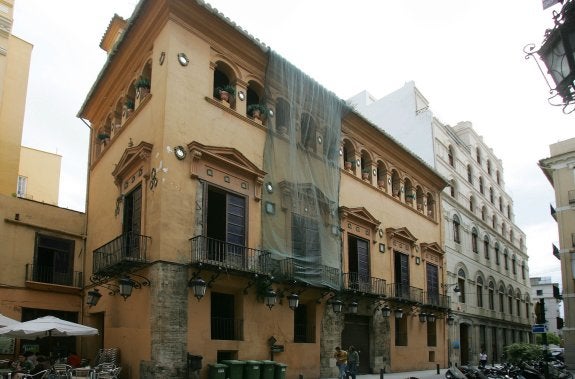 Fachada del Palau de los Valeriola en la calle del Mar de Valencia. :: jesús signes