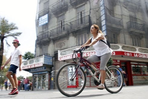 Una vecina ciclista en la ciudad de Valencia. :: irene marsilla