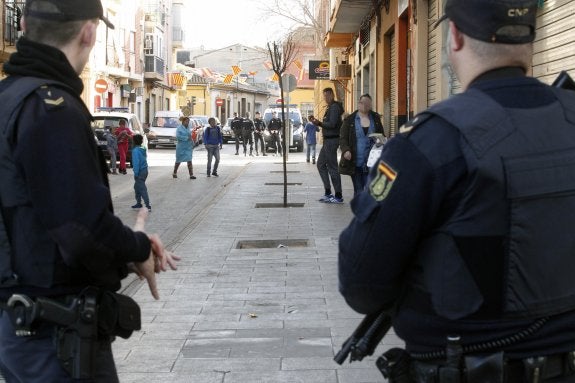 Varios policías nacionales, ayer, poco después de la nueva disputa entre 50 personas en el barrio del Xenillet. :: irene marsilla