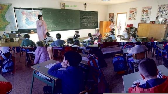 Una profesora da clase en un colegio de Valencia.