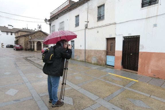 Un fotógrafo, en la puerta de la vivienda del detenido. :: Andy Sole