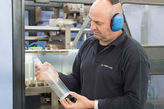 Un operario inspecciona  una de las nuevas botellas  de bioplástico. :: r. c.