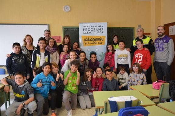 Un grupo de alumnos, con Pepa Gisbert y José A. Monfort. :: lp