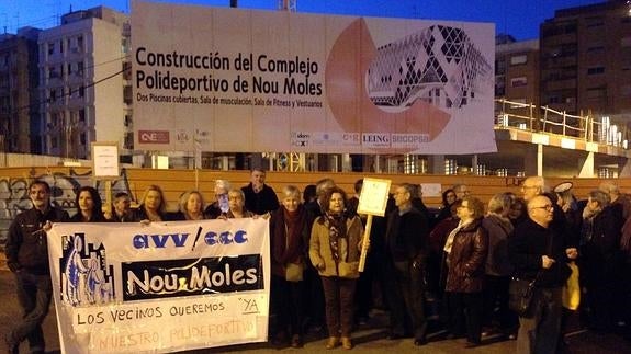 Los vecinos de Nou Moles salen a la calle para reclamar su polideportivo