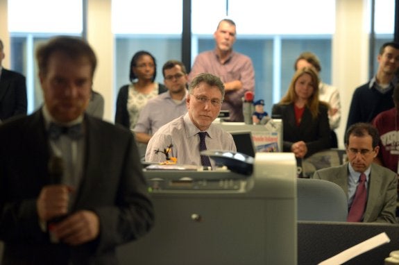 Martin Baron, en el centro de la imagen, durante una reunión en 'The Washington Post'. :: matt mcclain/efe