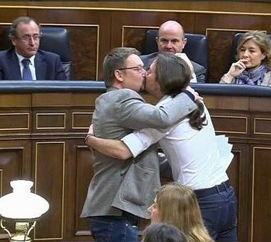 Momento del beso entre Iglesias y Domènech.