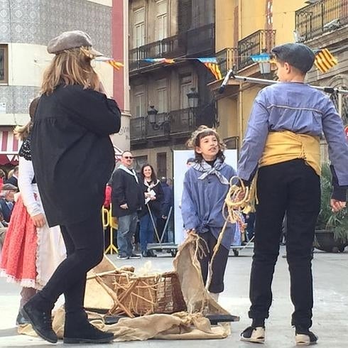 Ninños representando el Cant de l'estoreta. 