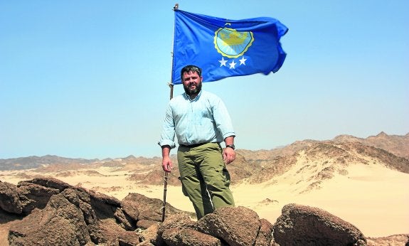 Jeremiah Heaton, el día que plantó su bandera en Bir Tawil el 16 de junio de 2014:: facebook