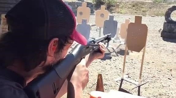 Así de bien se maneja Keanu Reeves con las armas