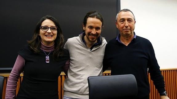 Pablo Iglesias, entre los dirigentes de Compromís Mónica Oltra y Joan Baldoví.