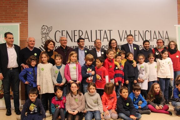 Altos cargos presentes ayer en el acto acompañados de alumnos del colegio Cervantes. :: gva