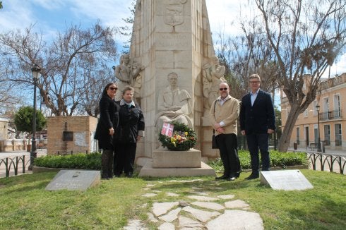 Autoridades y familiares en la ofrenda ante el monumento. :: lp