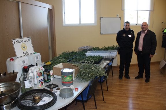 Raúl Morales, jefe de la Policía Local, y Eugenio Fortaña, alcalde de Turís. :: lp