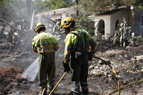 Dos brigadas de la Generalitat en el incendio del Montgó. :: t. calvo