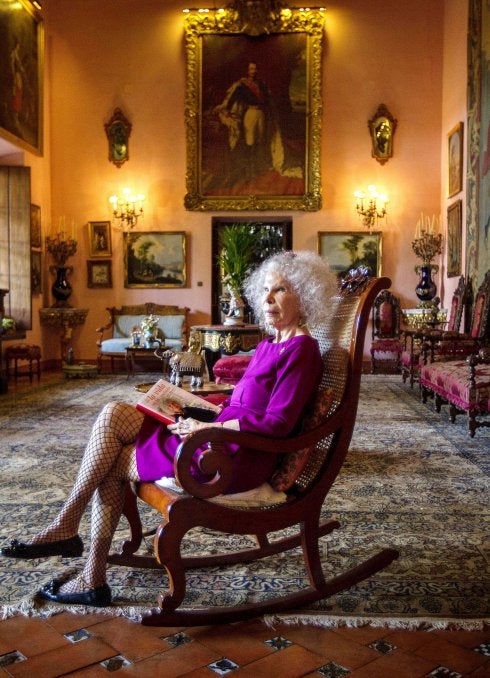 Cayetana Fitz-James Stuart y Silva, duquesa de Alba, posa en el sevillano palacio de las Dueñas en 2013. :: José Manuel Vidal/efe