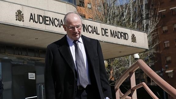 Rodrigo Rato, saliendo de la Audiencia de Madrid, desde donde ha declarado en el juicio de Nóos.