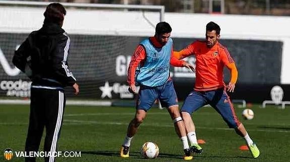 Barragán y Negredo ejercitándose durante el entrenamiento de hoy.