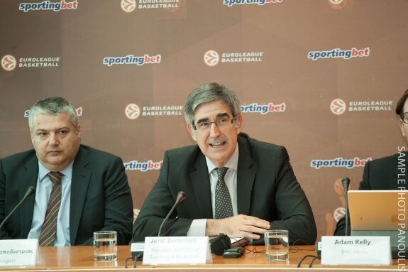 Jordi Bertomeu, a la derecha, durante la presentación de ayer en Atenas. :: euroleague